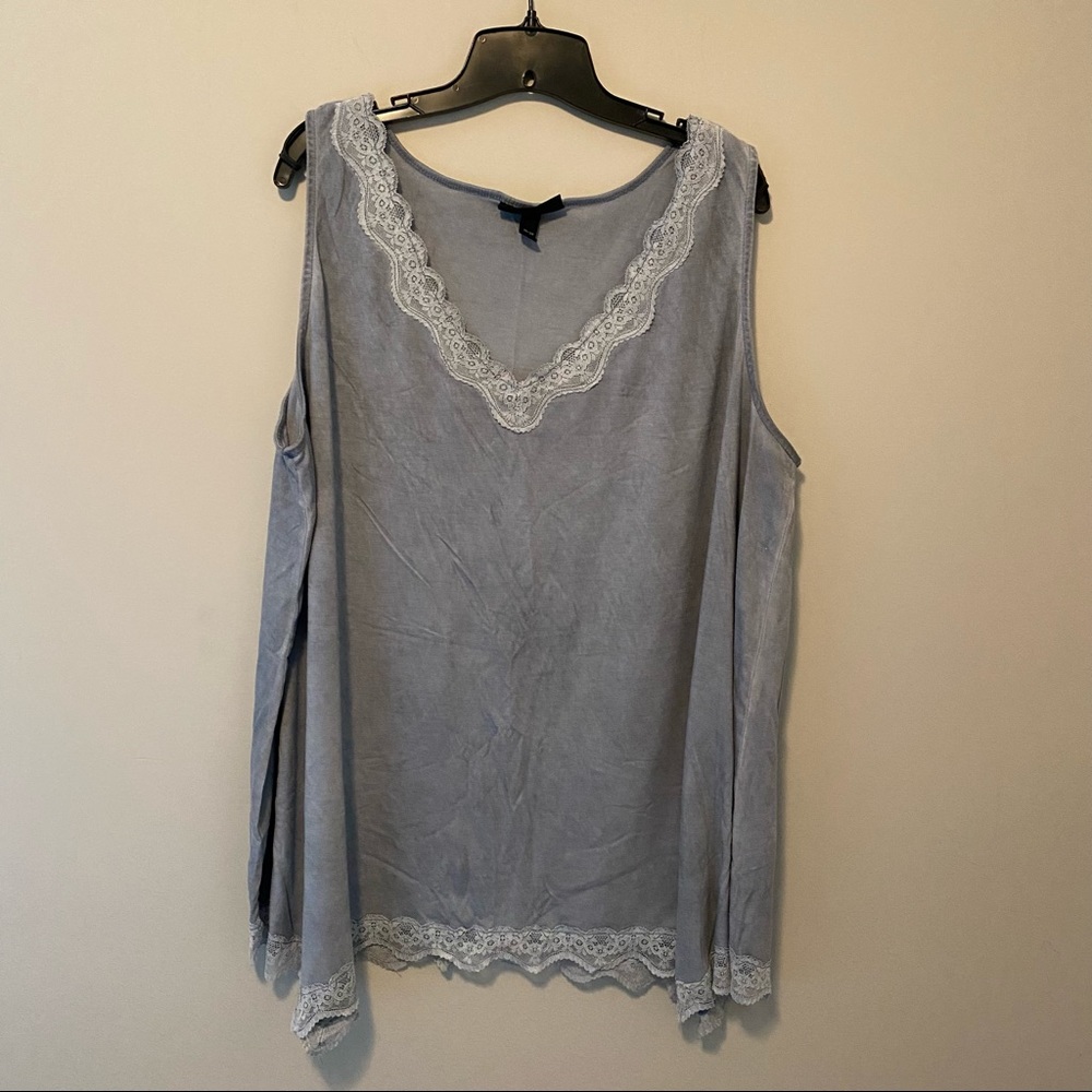 Super soft light blue knit tank top with lace trim 26/28